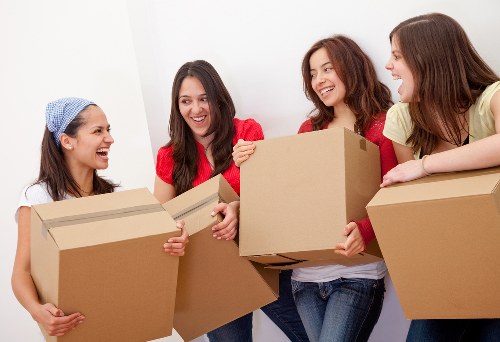 Removal van and moving boxes in Eastbedfont